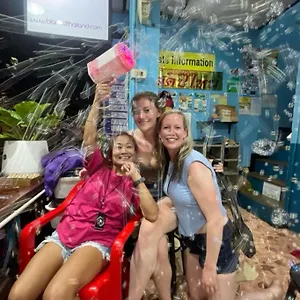 Hostel Rehab, Phi Phi-eilanden
